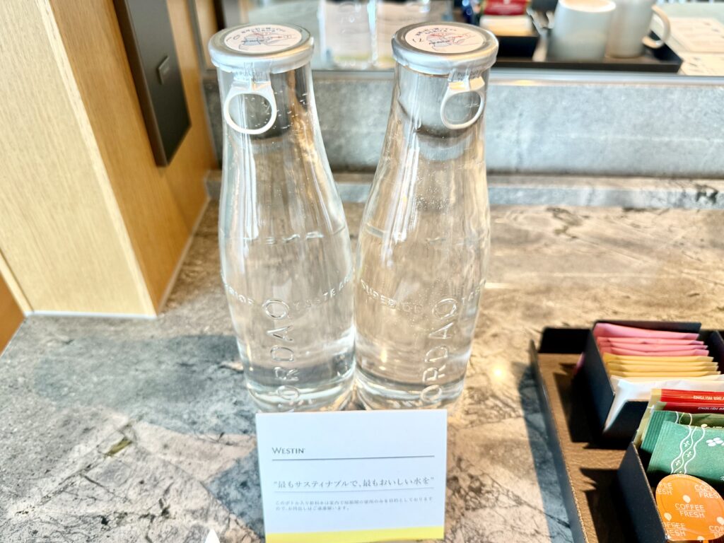 ウェスティンホテル横浜の「クラブコーナーキング」の客室のプレミアムウォーター（お水）