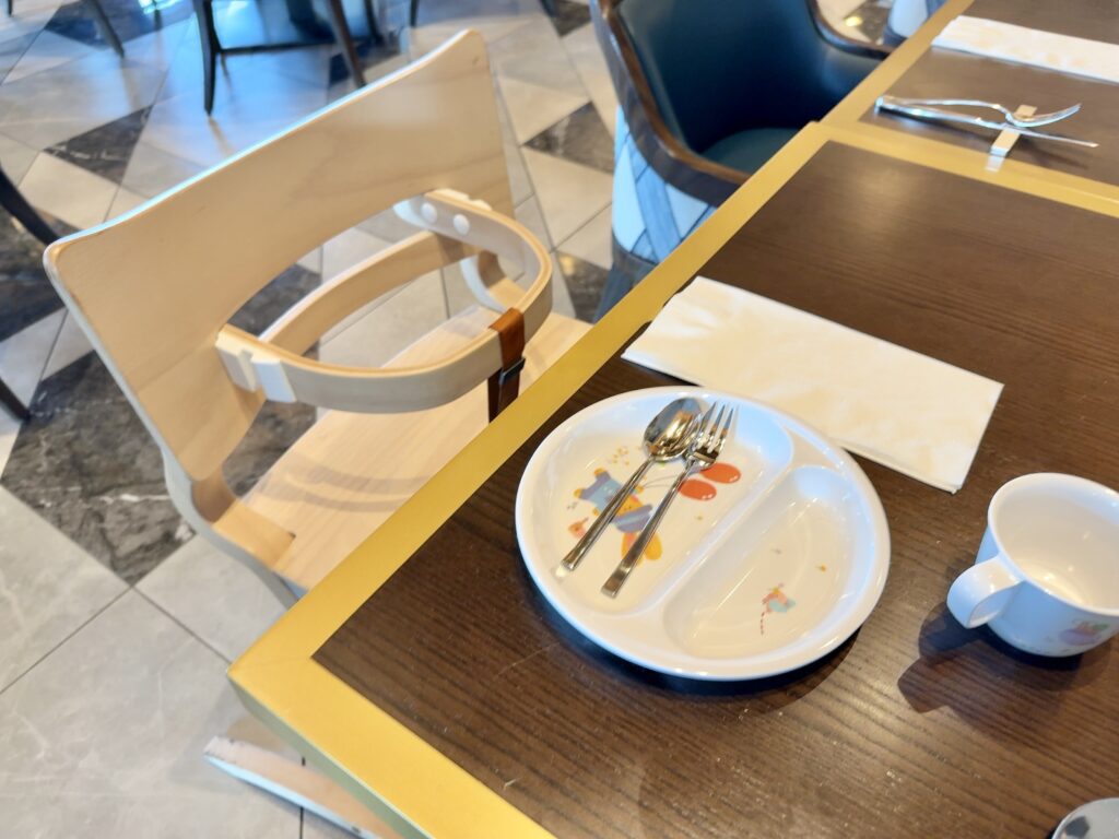 ウェスティンホテル横浜のレストラン会場「パシフィックテーブル」の子供用椅子と食器