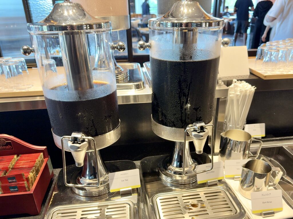 ウェスティンホテル横浜のレストラン会場「パシフィックテーブル」のドリンクコーナー
