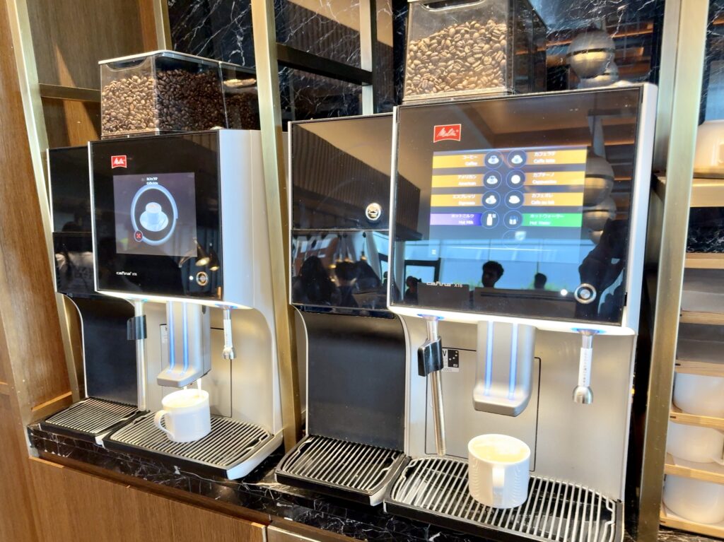 ウェスティンホテル横浜のレストラン会場「パシフィックテーブル」のドリンクコーナー