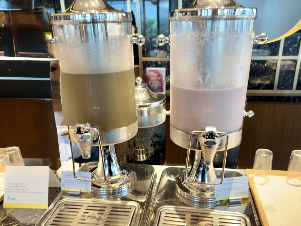 ウェスティンホテル横浜のレストラン会場「パシフィックテーブル」のドリンクコーナー