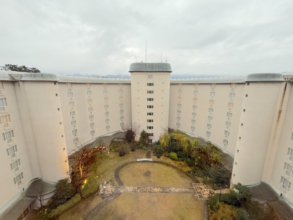 ザ・プリンス京都宝ヶ池オートグラフコレクションの客室フロア廊下からの眺望