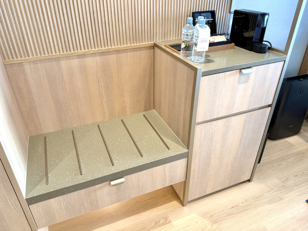 コートヤード・バイ・マリオット札幌の客室のラゲージチェスト