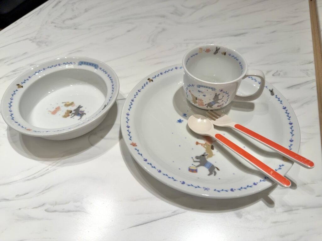 コートヤード・バイ・マリオット札幌のレストラン「サブスタンス」の子供向け設備（子供用食器）