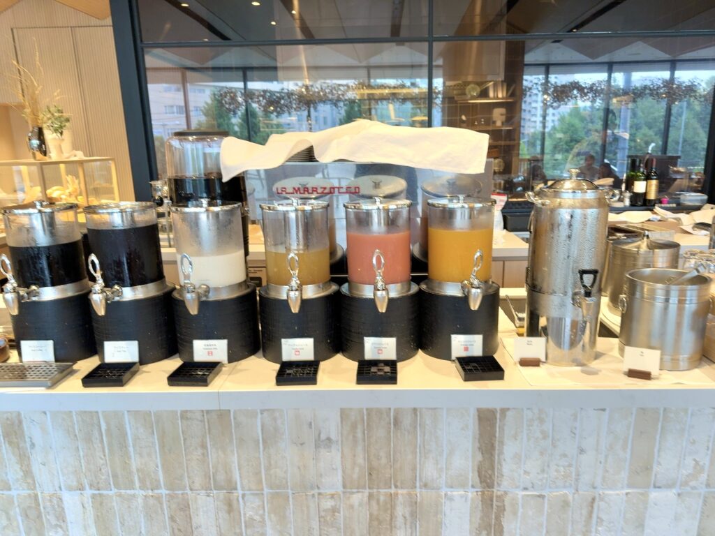 コートヤード・バイ・マリオット札幌のレストラン「サブスタンス」の朝食のドリンクコーナー