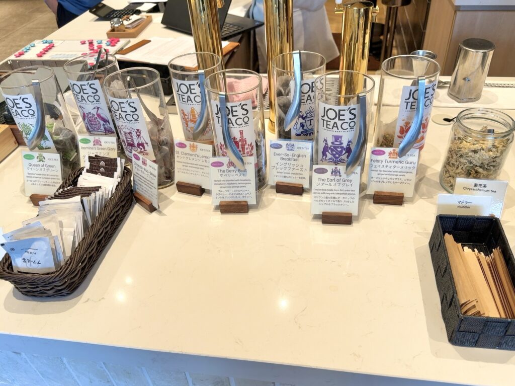 コートヤード・バイ・マリオット札幌のレストラン「サブスタンス」の朝食のドリンクコーナー