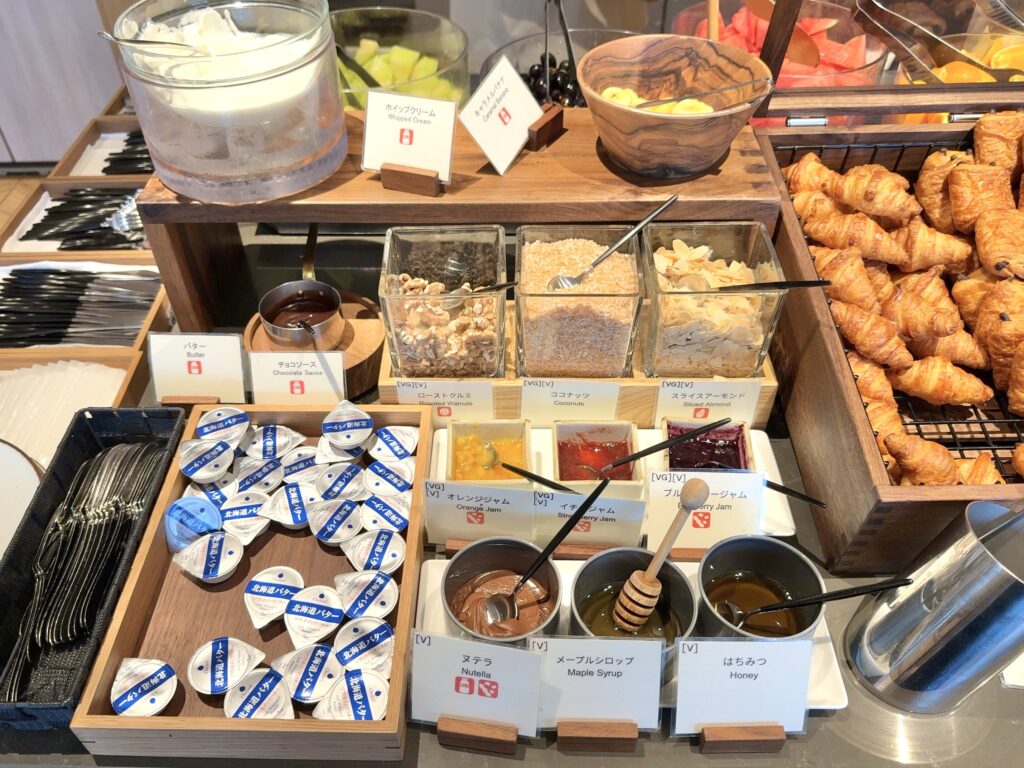 コートヤード・バイ・マリオット札幌のレストラン「サブスタンス」の朝食のベーカリーコーナー