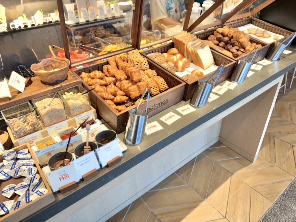 コートヤード・バイ・マリオット札幌のレストラン「サブスタンス」の朝食のベーカリーコーナー