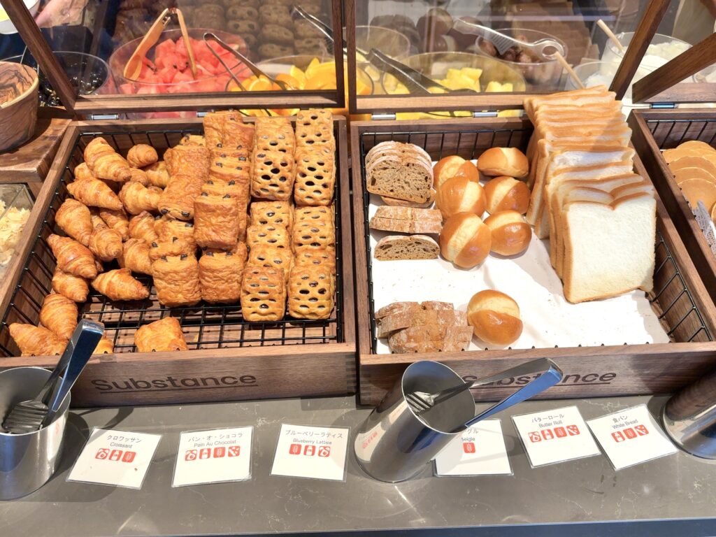コートヤード・バイ・マリオット札幌のレストラン「サブスタンス」の朝食のベーカリーコーナー