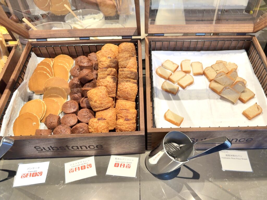 コートヤード・バイ・マリオット札幌のレストラン「サブスタンス」の朝食のベーカリーコーナー