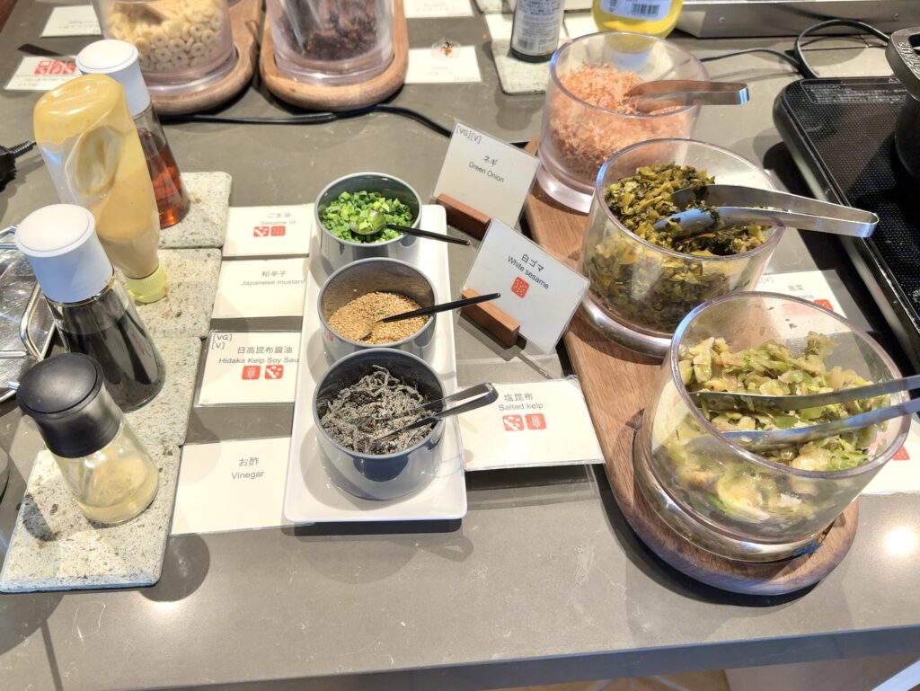 コートヤード・バイ・マリオット札幌のレストラン「サブスタンス」の朝食の和食おかずコーナー