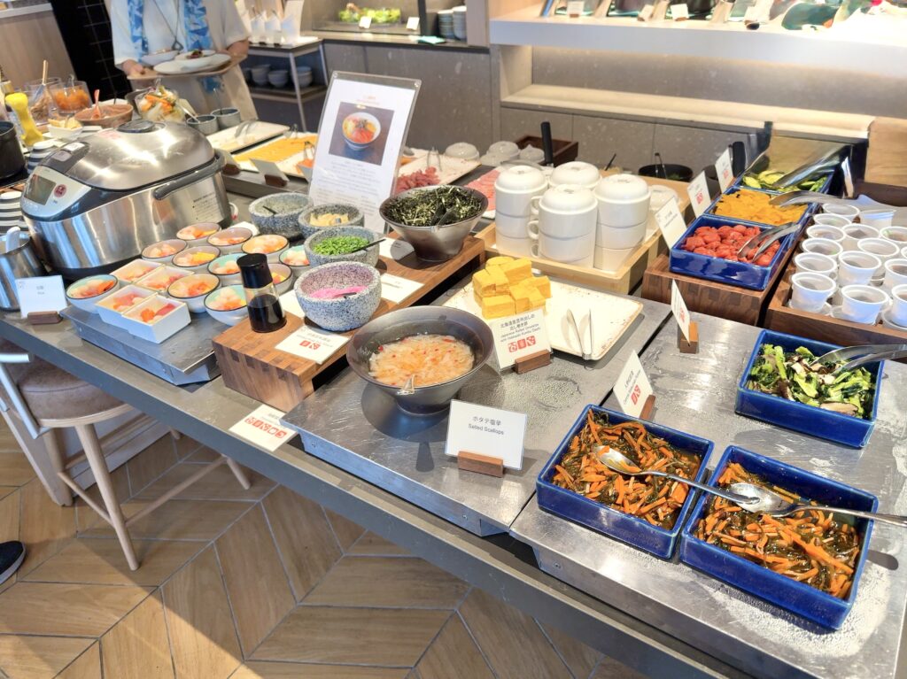 コートヤード・バイ・マリオット札幌のレストラン「サブスタンス」の朝食の和食おかずコーナー