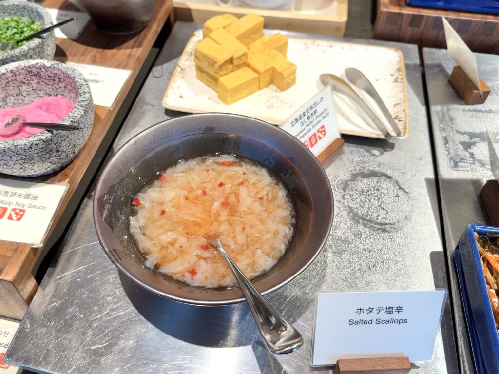 コートヤード・バイ・マリオット札幌のレストラン「サブスタンス」の朝食の和食おかずコーナー