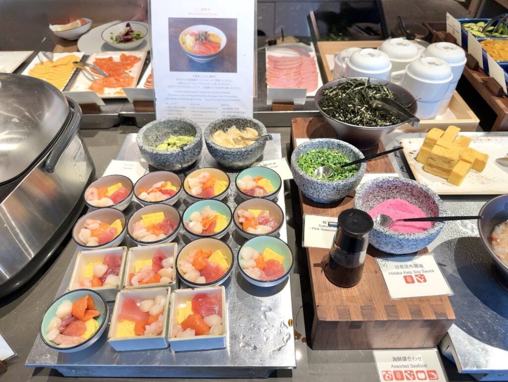 コートヤード・バイ・マリオット札幌のレストラン「サブスタンス」の朝食の和食おかずコーナー