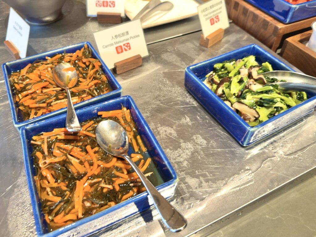 コートヤード・バイ・マリオット札幌のレストラン「サブスタンス」の朝食の和食おかずコーナー