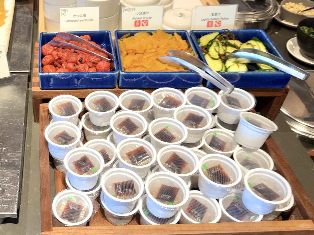 コートヤード・バイ・マリオット札幌のレストラン「サブスタンス」の朝食の和食おかずコーナー