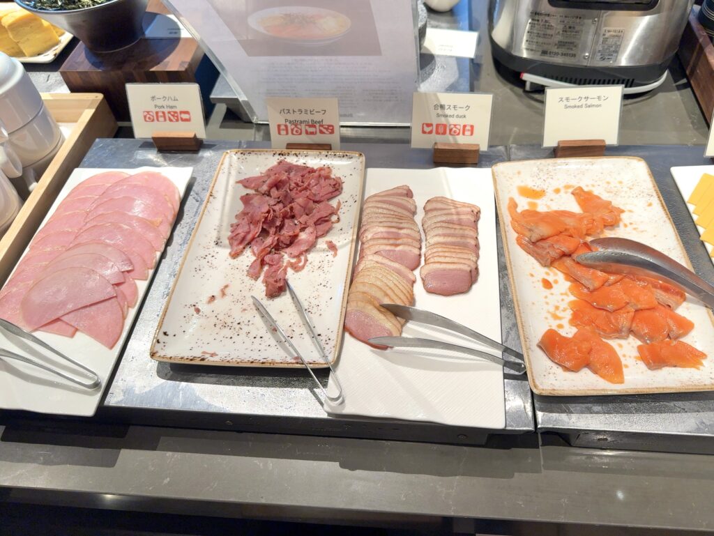 コートヤード・バイ・マリオット札幌のレストラン「サブスタンス」の朝食のチーズ・ハムコーナー