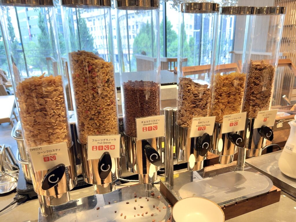 コートヤード・バイ・マリオット札幌のレストラン「サブスタンス」の朝食のシリアルコーナー