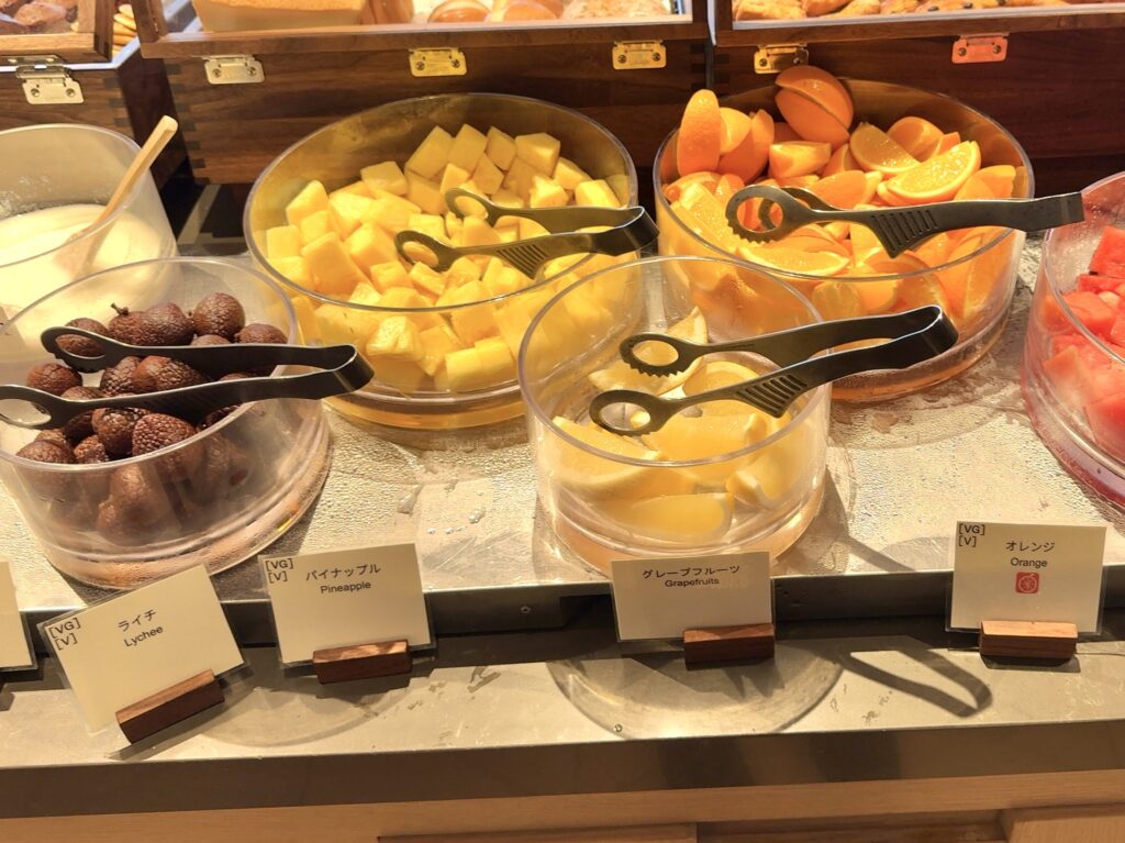 コートヤード・バイ・マリオット札幌のレストラン「サブスタンス」の朝食のフルーツコーナー