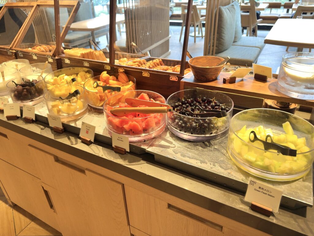 コートヤード・バイ・マリオット札幌のレストラン「サブスタンス」の朝食のフルーツコーナー