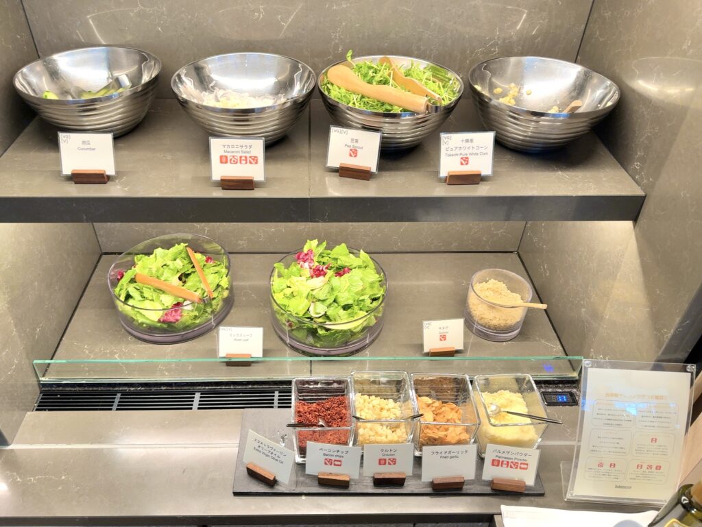 コートヤード・バイ・マリオット札幌のレストラン「サブスタンス」の朝食のサラダコーナー