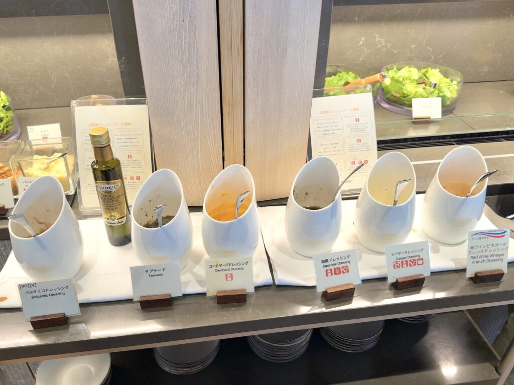 コートヤード・バイ・マリオット札幌のレストラン「サブスタンス」の朝食のサラダコーナー