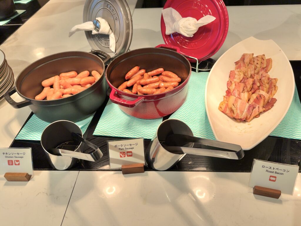 コートヤード・バイ・マリオット札幌のレストラン「サブスタンス」の朝食のホットミールコーナー