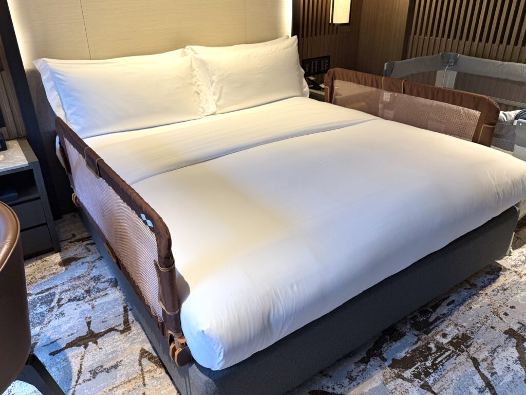 東山ニセコビレッジ・リッツ・カールトン・リザーブの客室ベッド