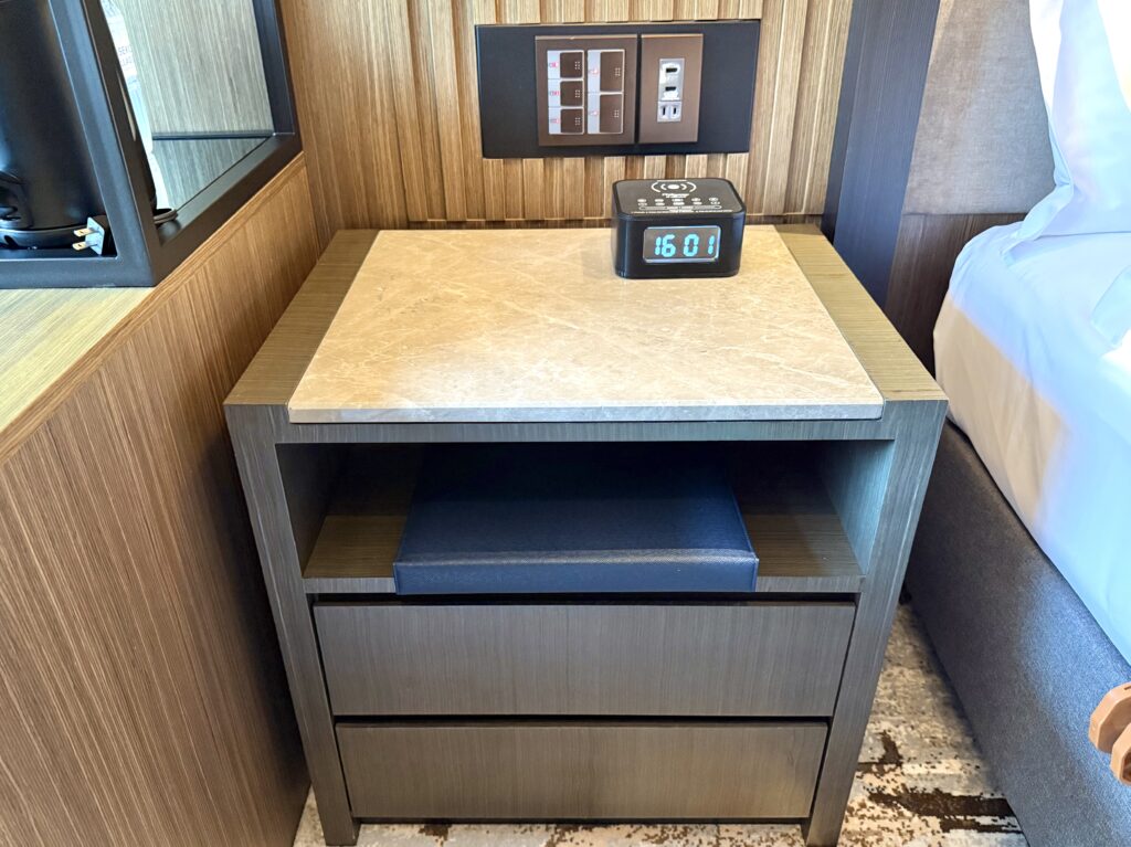 東山ニセコビレッジ・リッツ・カールトン・リザーブのベッドサイド