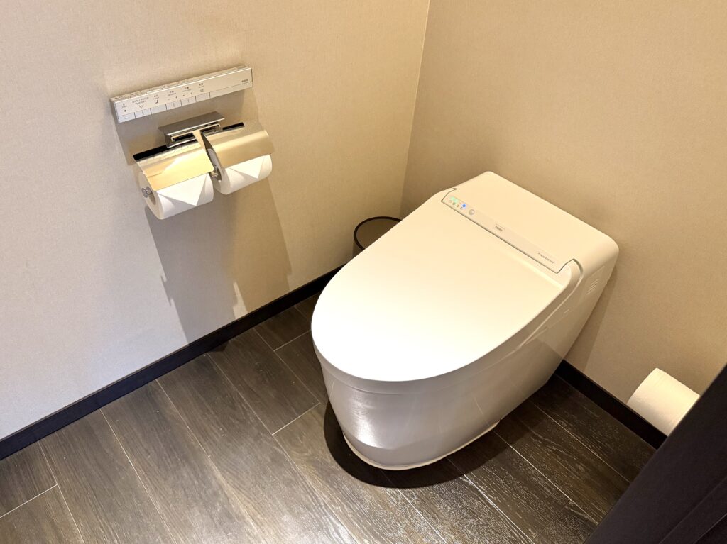 東山ニセコビレッジ・リッツ・カールトン・リザーブの客室お手洗い