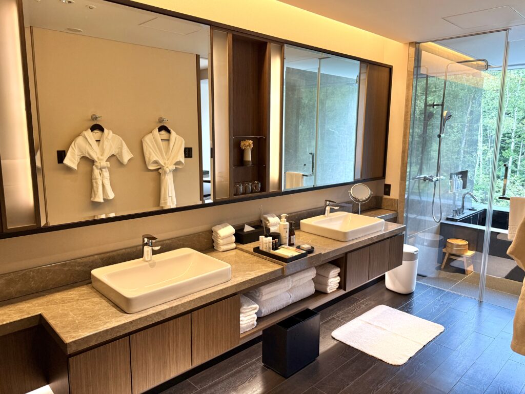 東山ニセコビレッジ・リッツ・カールトン・リザーブの客室の洗面ルーム