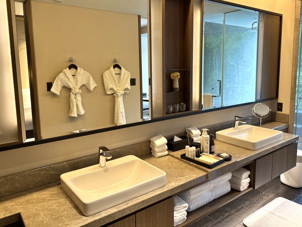 東山ニセコビレッジ・リッツ・カールトン・リザーブの客室の洗面ルーム