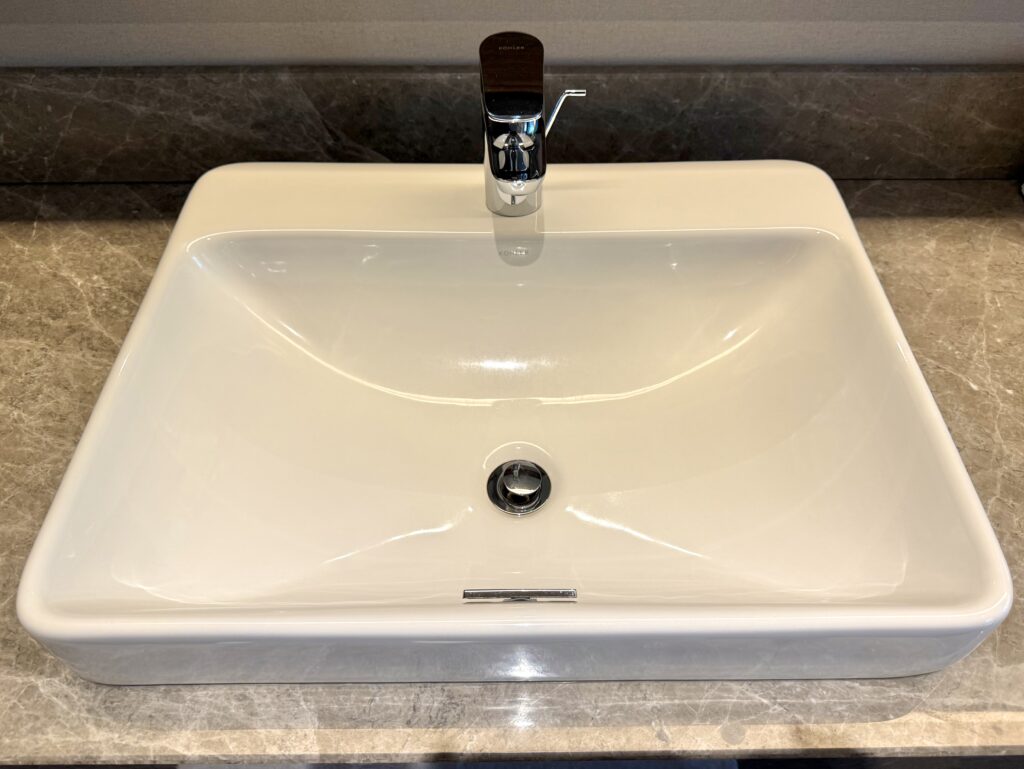 東山ニセコビレッジ・リッツ・カールトン・リザーブの客室の洗面ルーム