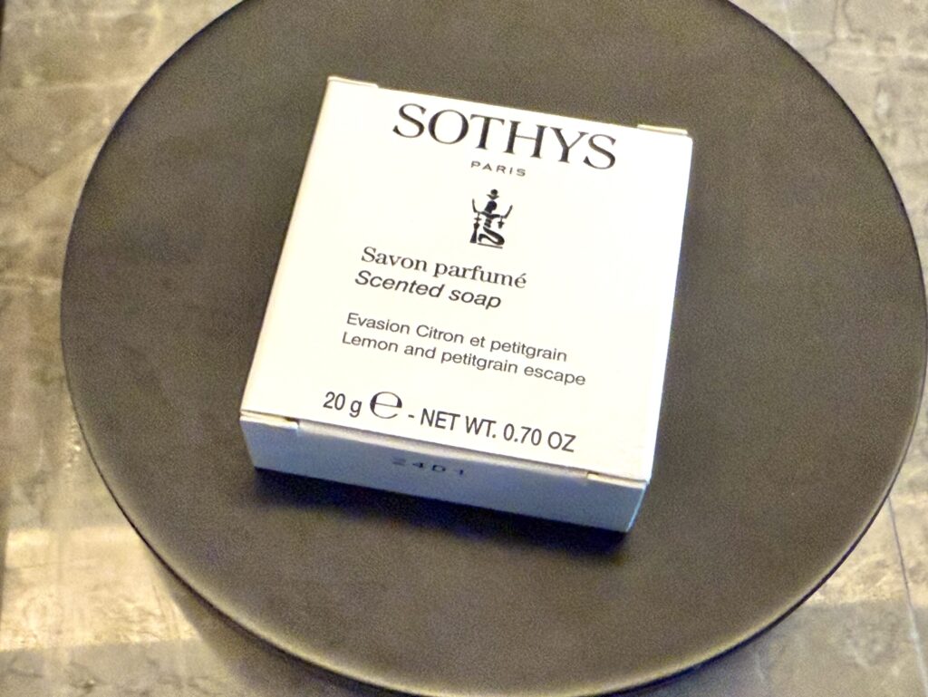 東山ニセコビレッジ・リッツ・カールトン・リザーブの客室の洗面ルームアメニティ