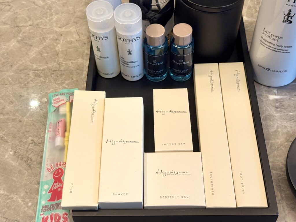 東山ニセコビレッジ・リッツ・カールトン・リザーブの客室の洗面ルームアメニティ