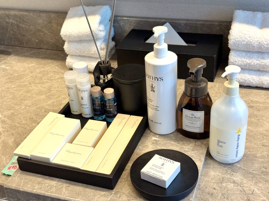 東山ニセコビレッジ・リッツ・カールトン・リザーブの客室の洗面ルームアメニティ