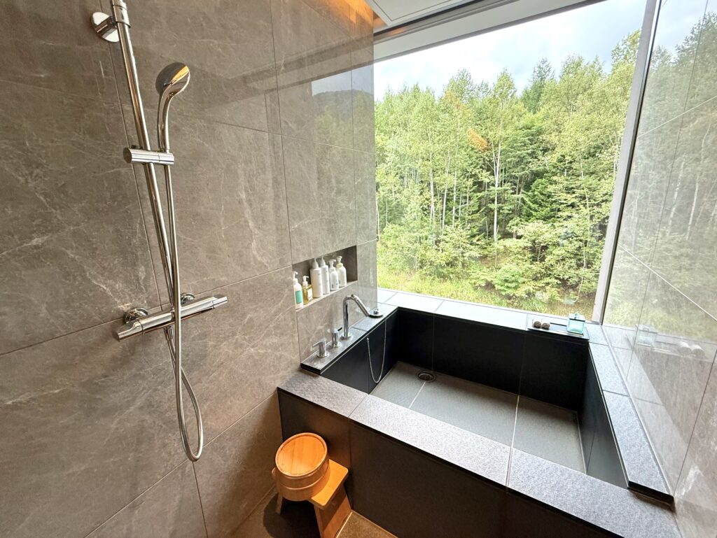 東山ニセコビレッジ・リッツ・カールトン・リザーブの客室のバスルーム