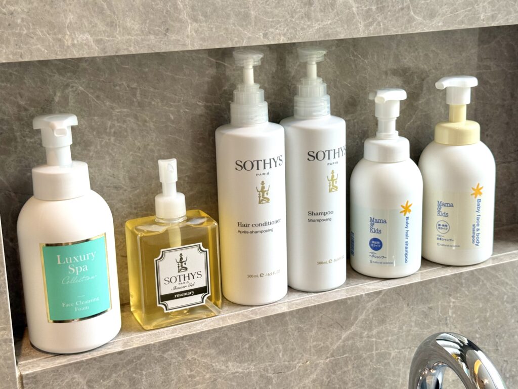 東山ニセコビレッジ・リッツ・カールトン・リザーブのバスルームのアメニティ