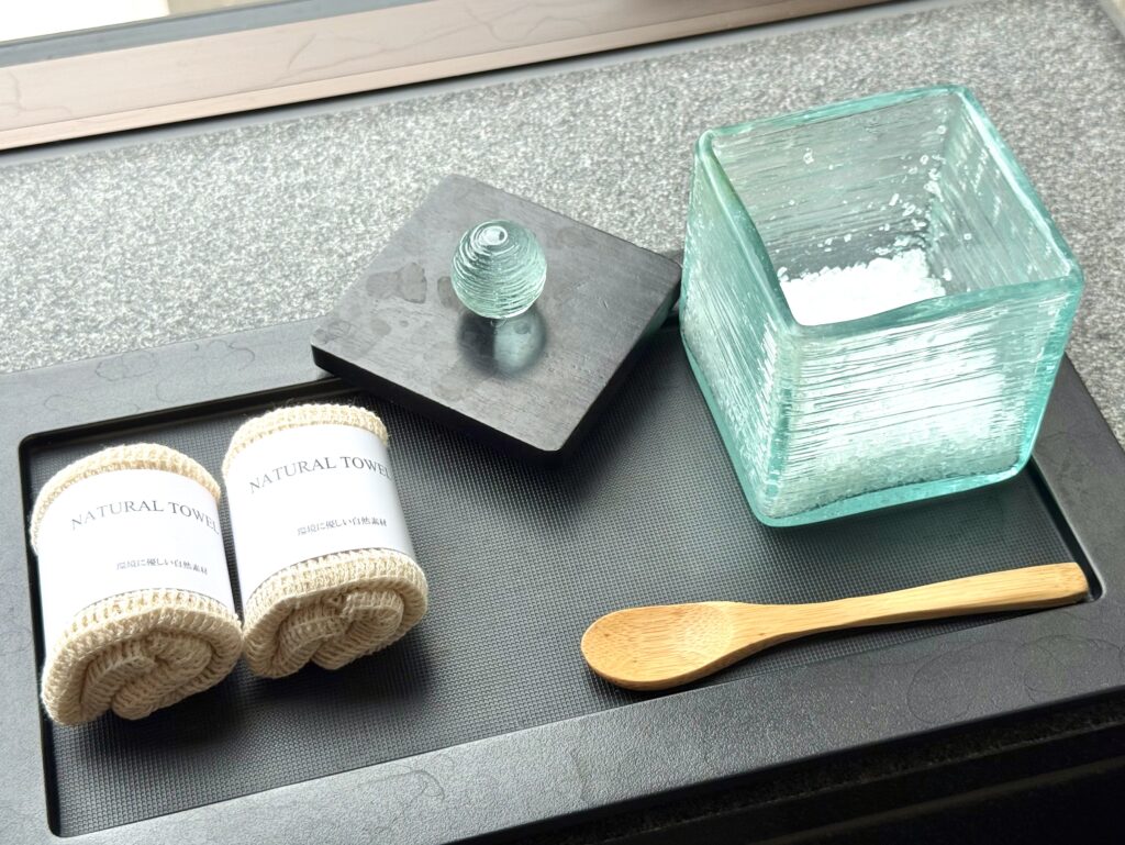 東山ニセコビレッジ・リッツ・カールトン・リザーブのバスルームのバスソルト