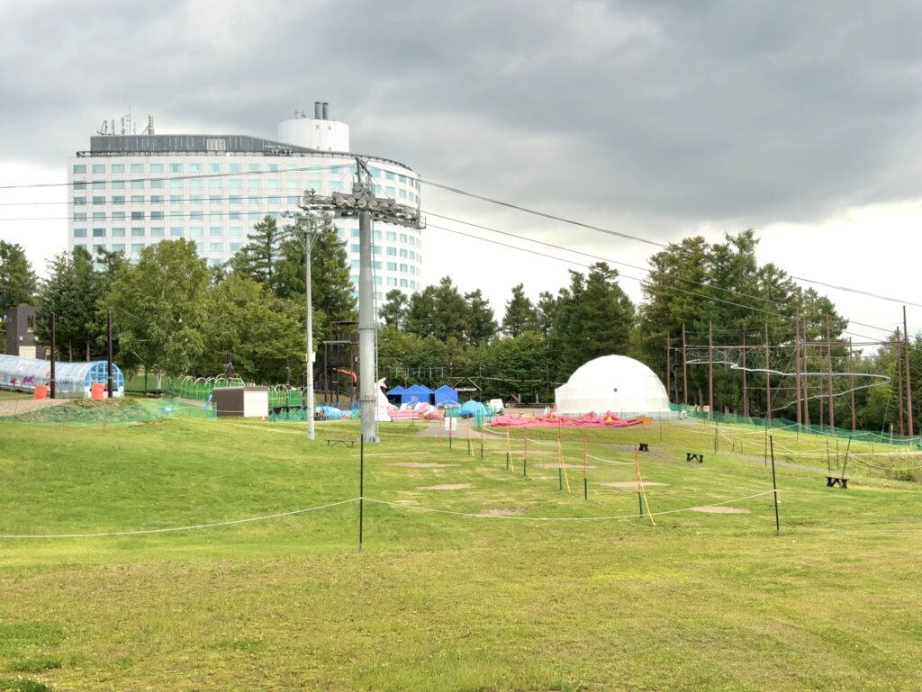 東山ニセコビレッジ・リッツ・カールトン・リザーブの芝生エリア