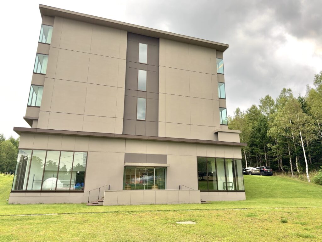 東山ニセコビレッジ・リッツ・カールトン・リザーブの芝生エリア