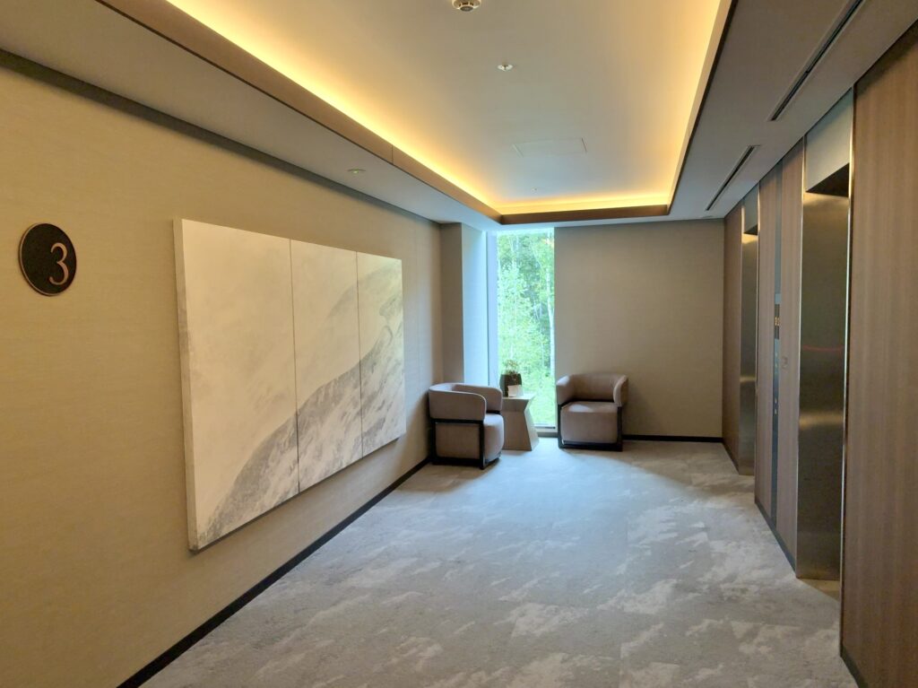 東山ニセコビレッジ・リッツ・カールトン・リザーブの客室フロアのエレベーターホール