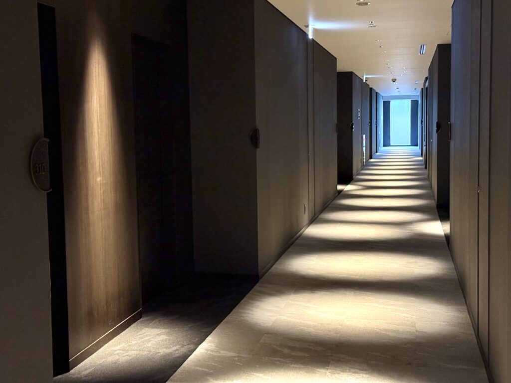 東山ニセコビレッジ・リッツ・カールトン・リザーブの客室フロア廊下