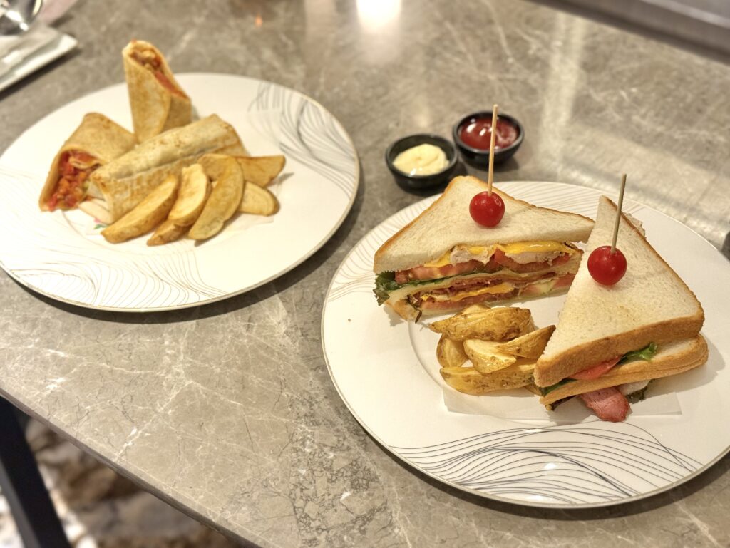 東山ニセコビレッジ・リッツ・カールトン・リザーブのインルームダイニング(クラブサンドイッチ)