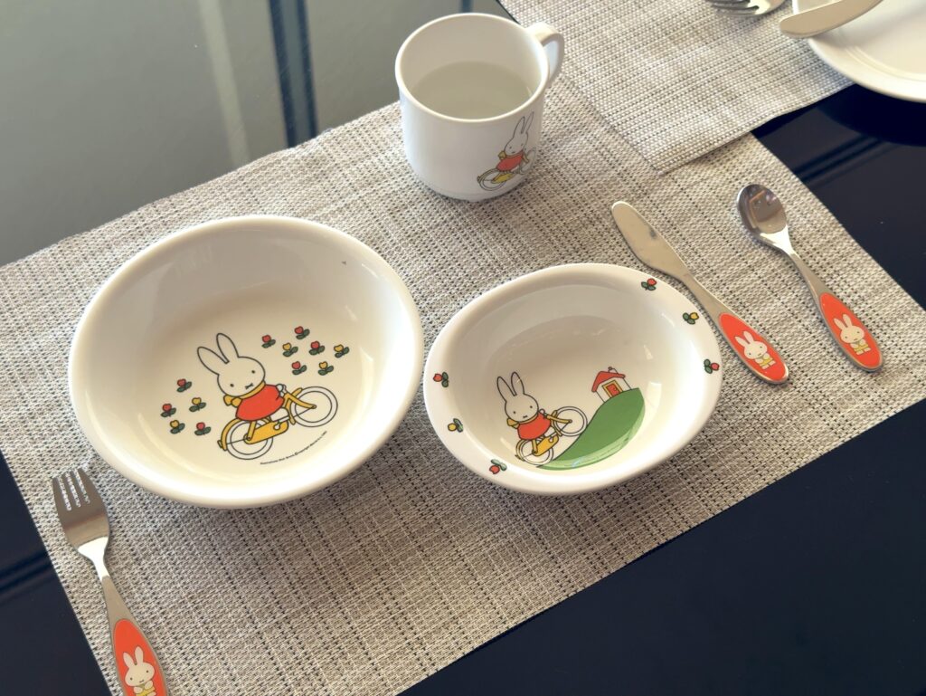 東山ニセコビレッジ・リッツ・カールトン・リザーブの朝食会場の子供用食器