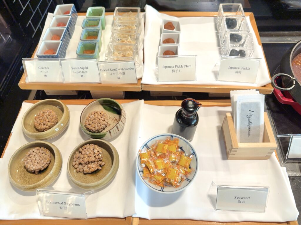 東山ニセコビレッジ・リッツ・カールトン・リザーブの朝食の和食おかずコーナー