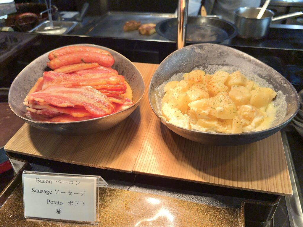 東山ニセコビレッジ・リッツ・カールトン・リザーブの朝食のホットミールコーナー