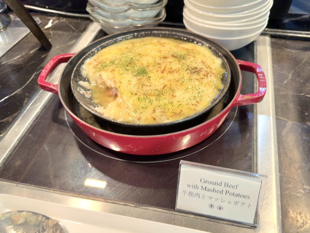 東山ニセコビレッジ・リッツ・カールトン・リザーブの朝食のホットミールコーナー