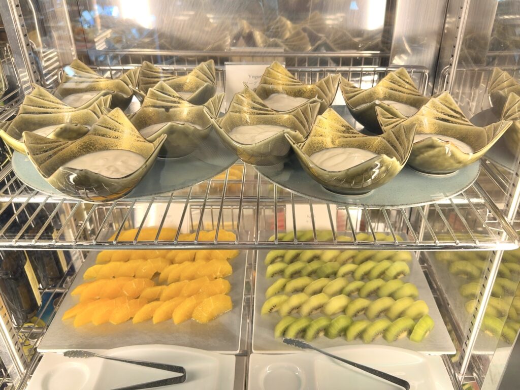 東山ニセコビレッジ・リッツ・カールトン・リザーブの朝食のフルーツコーナー