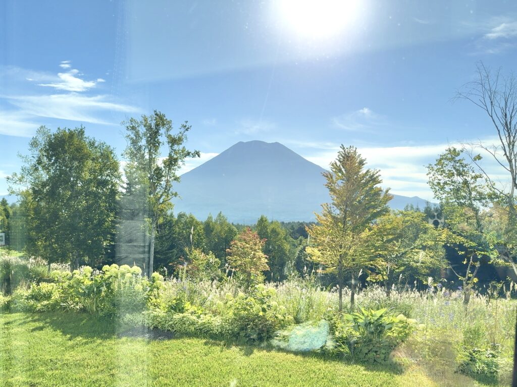 東山ニセコビレッジ・リッツ・カールトン・リザーブの朝食会場ゆきばなからの景色(羊蹄山)